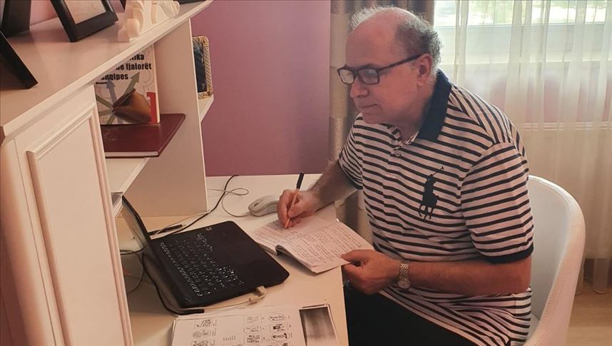 Ambasadori i Shqipërisë në Turqi mëson turqisht gjatë qëndrimit në shtëpi për masat kundër COVID-19