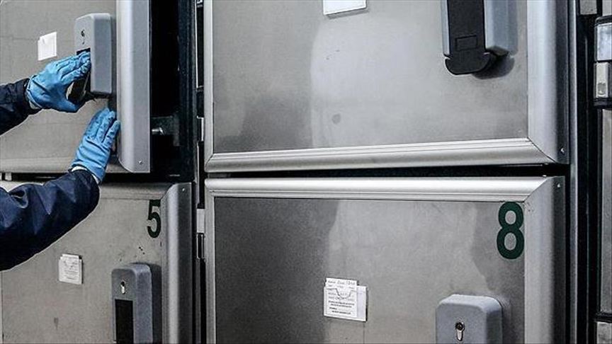 France : "Sans place dans les carrés musulmans, des centaines de corps attendent dans les frigos"