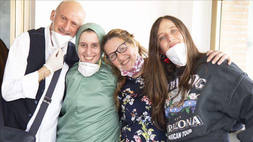 Sauvée par les services secrets turcs, une jeune italienne embrasse l'Islam 