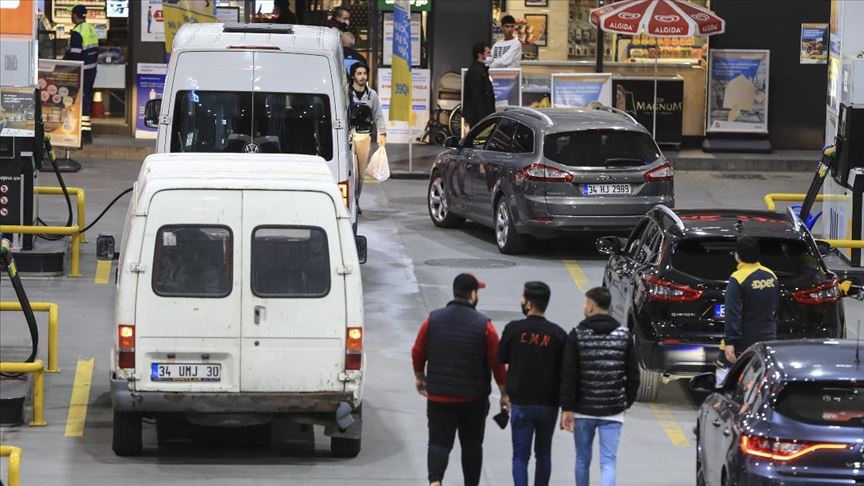 İstanbul'da vatandaşlar akaryakıt istasyonlarında yoğunluk oluşturdu