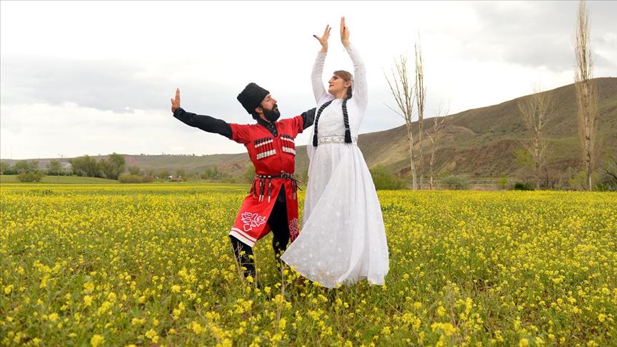 Doğal stüdyoya dönüşen hardal tarlasında Kafkas dansı