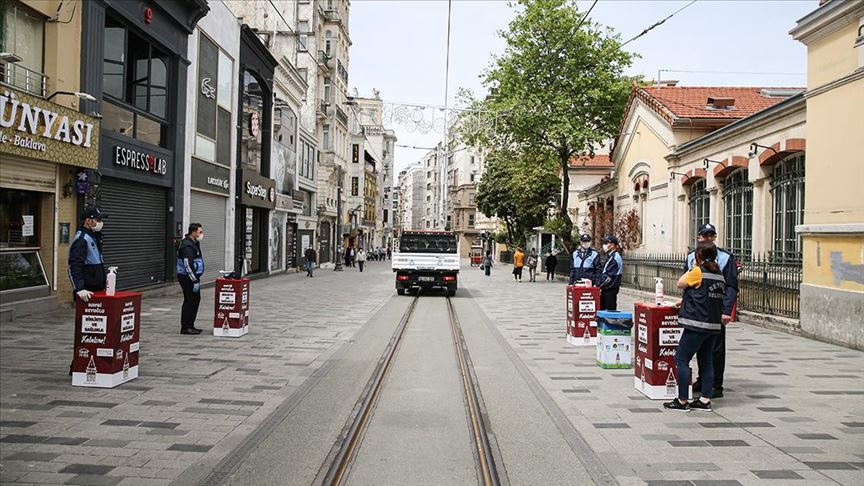 Beyoğlu Belediyesi, Taksim ve İstiklal'de günlük 10 bin maske dağıtıyor