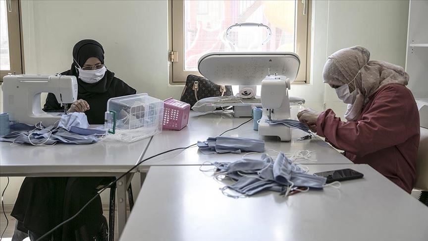 COVID-19: madres refugiadas sirias fabrican máscaras médicas para personal de la salud en Turquía 