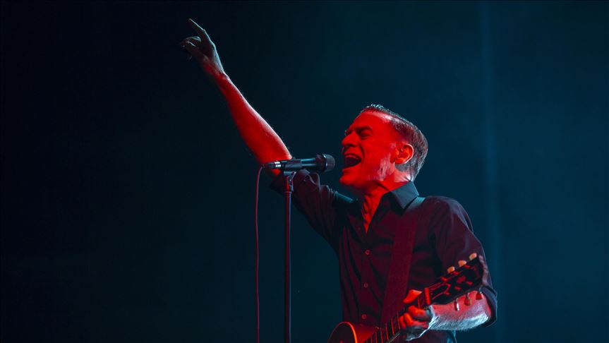 Bryan Adams se disculpa por comentarios "racistas" sobre el coronavirus