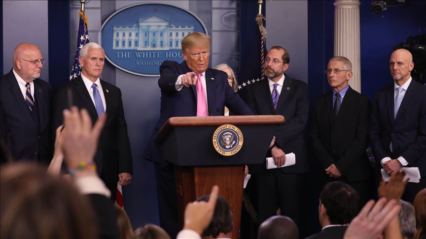 Trump dice que la advertencia de Fauci sobre la reapertura de las escuelas no es "aceptable"