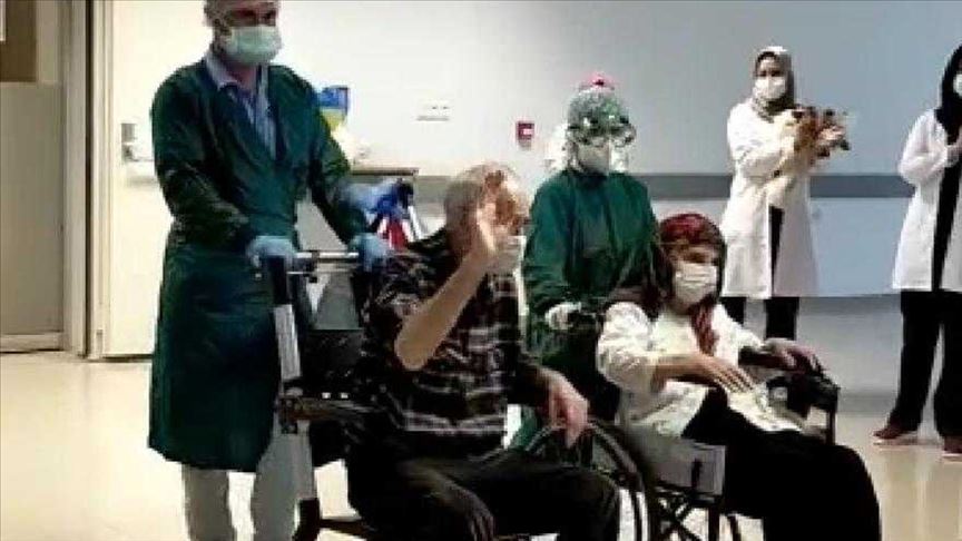 Bursa'da Kovid-19'u yenen 82 yaşındaki çift alkışlarla taburcu edildi