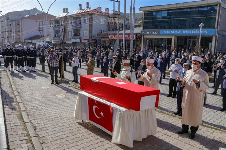 Van'daki terör saldırısında şehit olan belediye çalışanı toprağa verildi