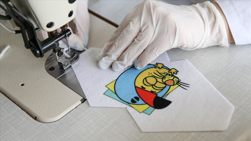 Maskeler Cocuklar Icin Cizgi Film Karikaturlerine Burundu