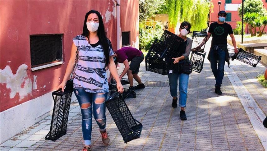 El suburbio de Roma que lucha contra el coronavirus, pero también contra la pobreza