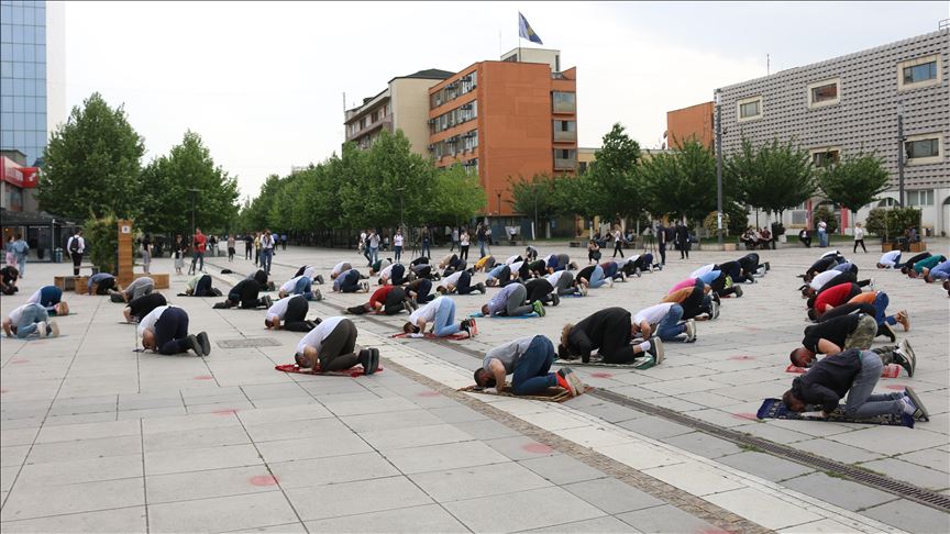 Për shkak të mos hapjes së xhamive, në Prishtinë qytetarët falin namazin në shesh