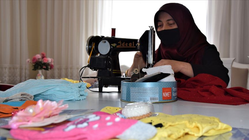 Ramazan Bayramı'nda 'Çocuklar gülsün' diye kıyafet dikiyorlar