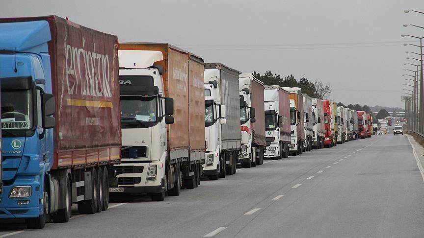 80 شاحنة مساعدات أممية تدخل إدلب عبر تركيا