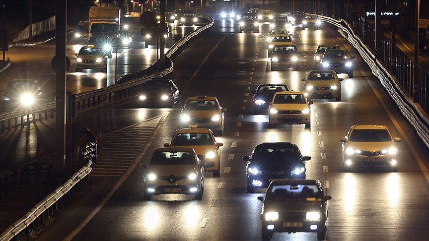 İstanbul'da sokağa çıkma kısıtlamasının bitmesiyle trafik arttı
