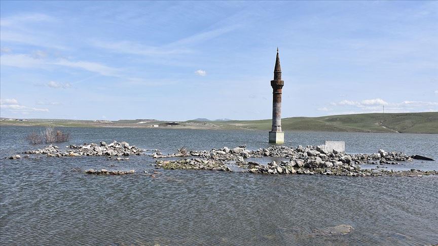 Kars’ta baraj suları altındaki eski yerleşim yerleri ilginç görüntü oluşturdu