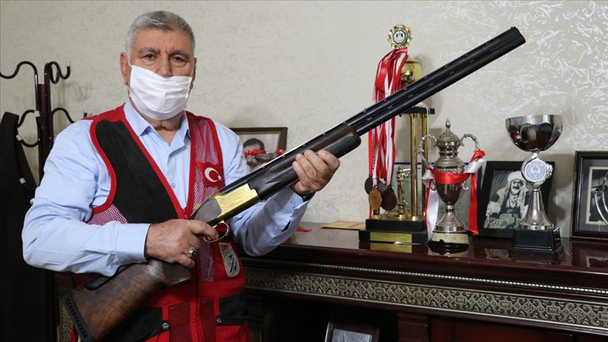 74'lük atıcı spor aşkıyla gençlere taş çıkartıyor