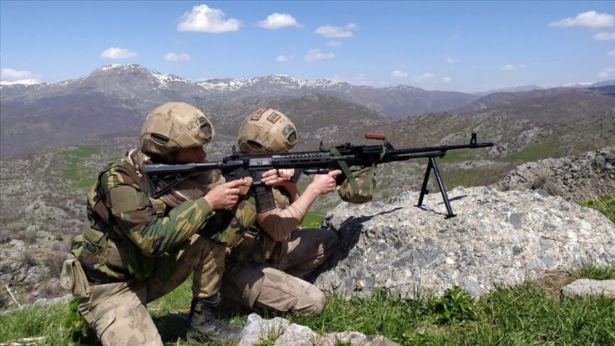 Siirt kırsalında PKK'lı teröristlere ait silah ve mühimmat ele geçirildi 