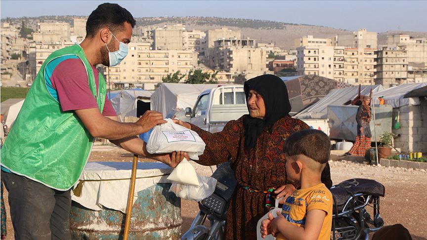 İHH Afrin'de 20 bin kişilik iftar yemeği dağıttı