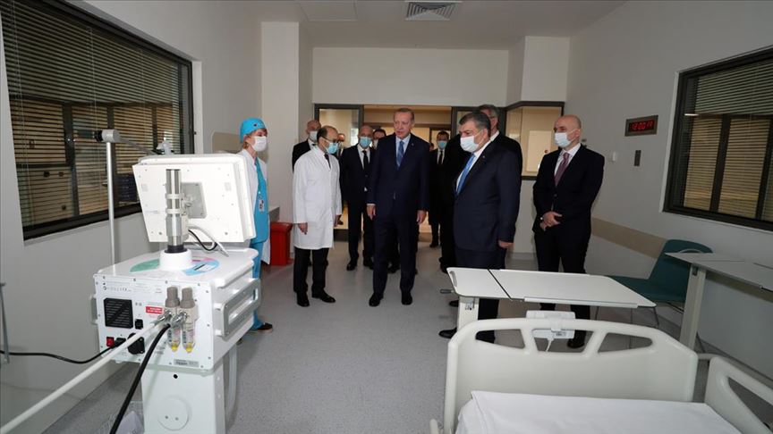 Cumhurbaşkanı Erdoğan, Başakşehir Çam ve Sakura Şehir Hastanesi'nde incelemelerde bulundu