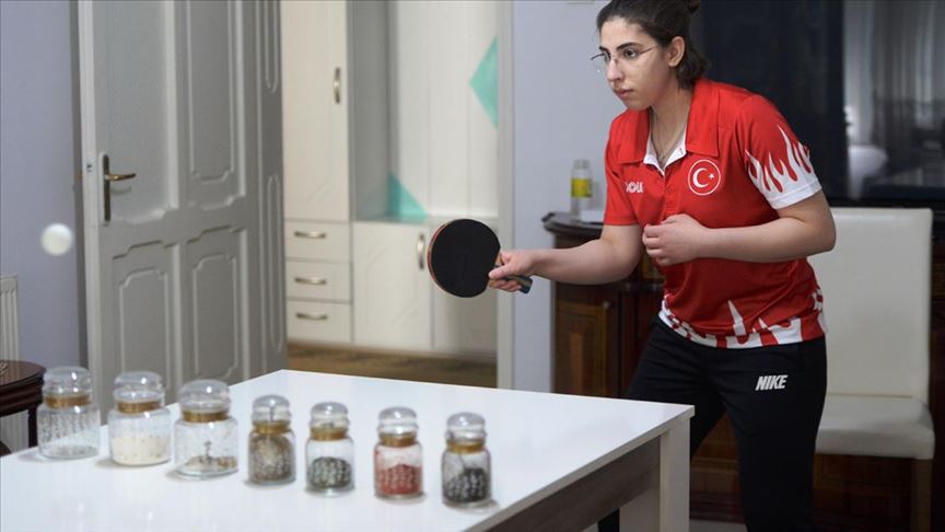 Milli masa tenisçi yemek masasında antrenmanla form tutuyor