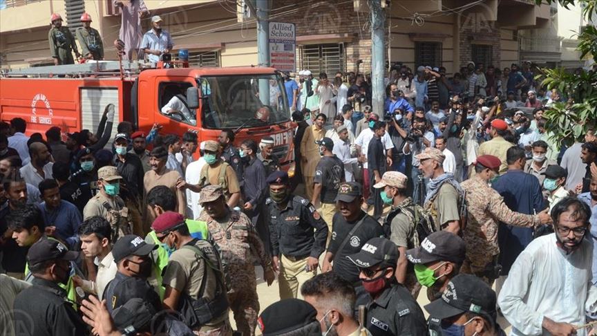 Un avión con 107 pasajeros se estrella en Karachi, Pakistán 