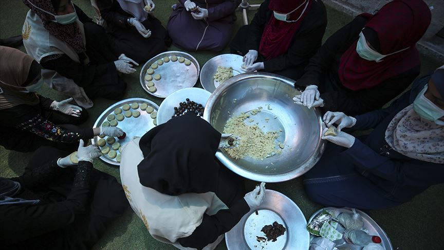 لرسم البسمة بغزة… شابات يصنعن "كعك العيد" (تقرير)