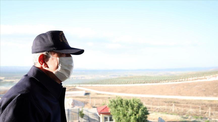 Turkish defense chief does inspections at Syrian border