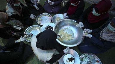 لرسم البسمة بغزة… شابات يصنعن "كعك العيد" (تقرير)