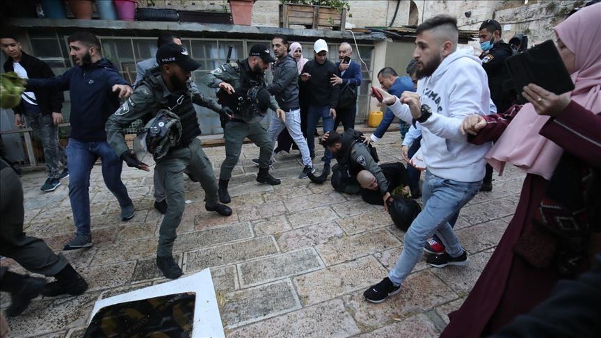Судир на израелската полиција и Палестинците на влезовите во Ал Акса