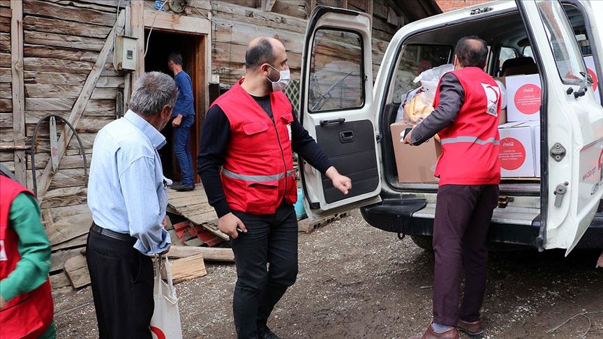 Türk Kızılay gönüllüleri köy köy dolaşıp gıda kolisi dağıtıyor