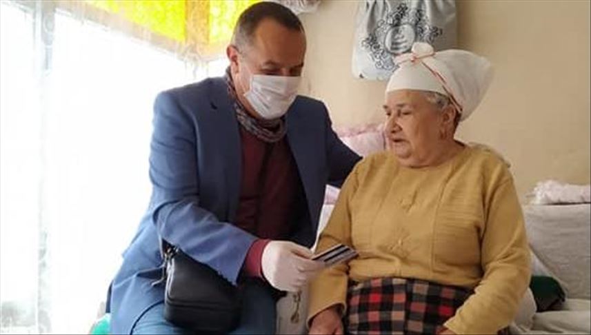 Turkish preacher powers through pandemic by helping others