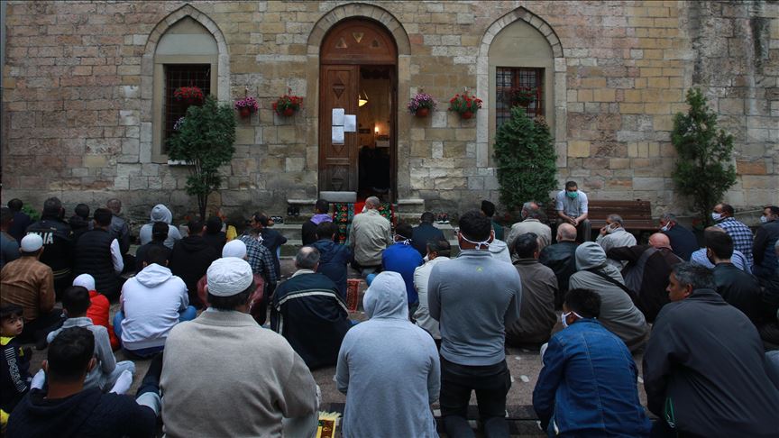 Srbija: Bajram u Bajrakli džamiji u Beogradu uz zaštitne maske i rukavice