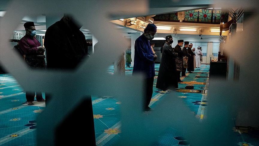 Muslims celebrate Eid al-Fitr amid coronavirus measures