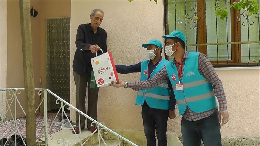 Vefa ekipleri bayramda da ihtiyaç sahiplerinin yardımına koşuyor