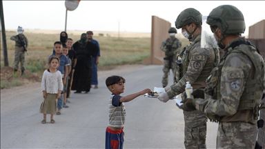 Mehmetçik Suriye'de yol güvenliğini sağladığı halkın bayramını kutladı