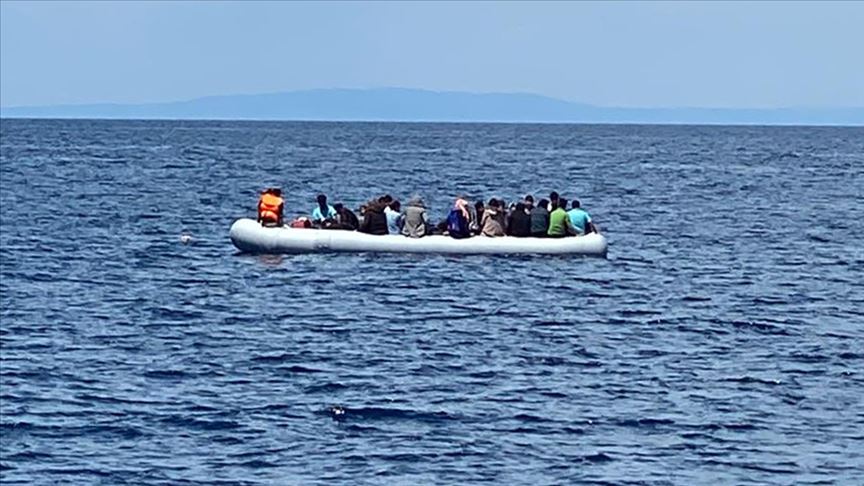 Yunan sahil güvenliğinin Türk kara sularına ittiği sığınmacılar kurtarıldı