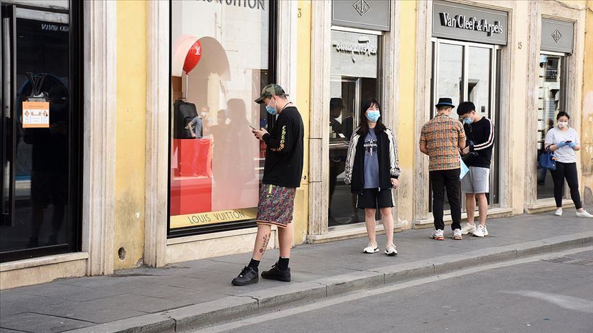 Italy to recruit volunteers to ensure social distancing