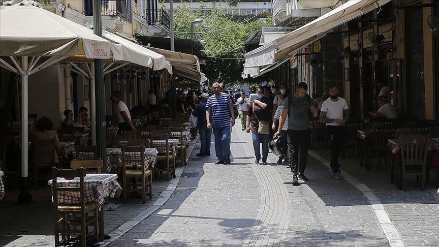 Yunanistan'da kafe ve restoranlar açıldı