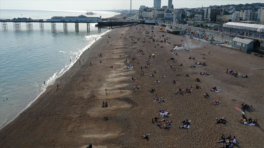 Unatoč velikom broju umrlih i zaraženih od COVID-19: Građani Velike Britanije uživaju na plaži i u moru