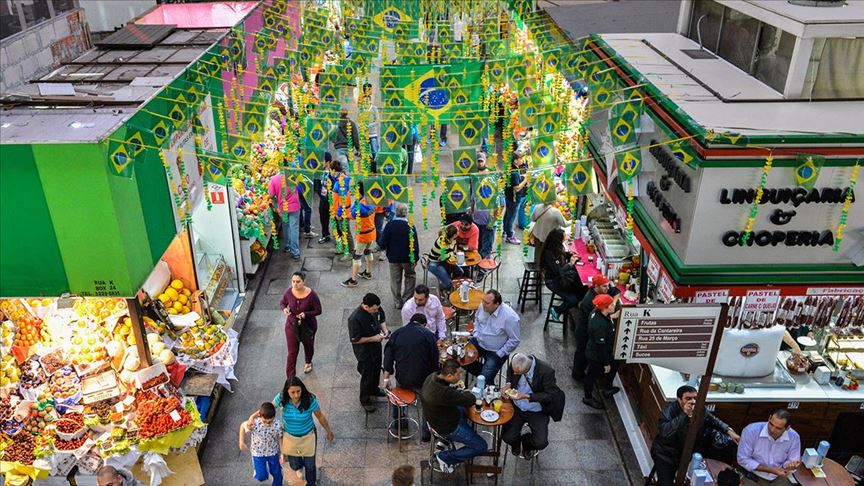 A pesar de las más de mil muertes diarias en Brasil, reabren centros comerciales en Brasilia
