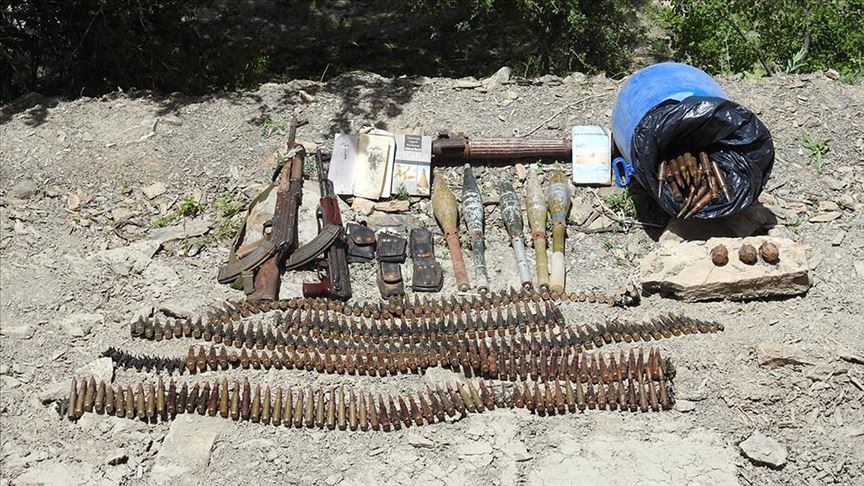 Hakkari'de PKK'lı teröristlere ait silah ve mühimmat ele geçirildi