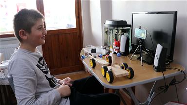 Uzaktan eğitim sürecinde vazgeçmedikleri deneyleri eve sığdırdılar