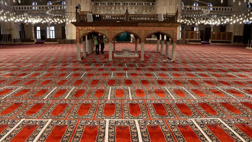 По прекинот поради Ковид-19, петочните молитви од утре повторно ќе се клањаат во џамиите низ Турција 