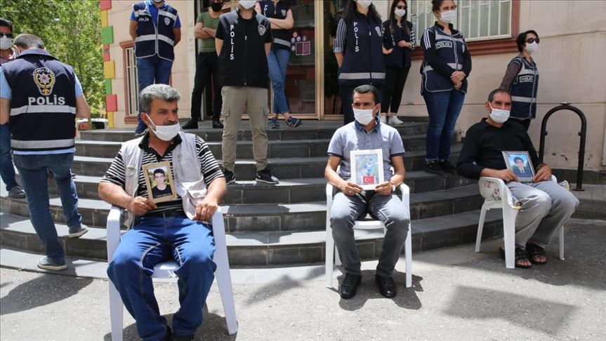 Familias en Turquía continúan protestando contra el PKK por sus hijos secuestrados