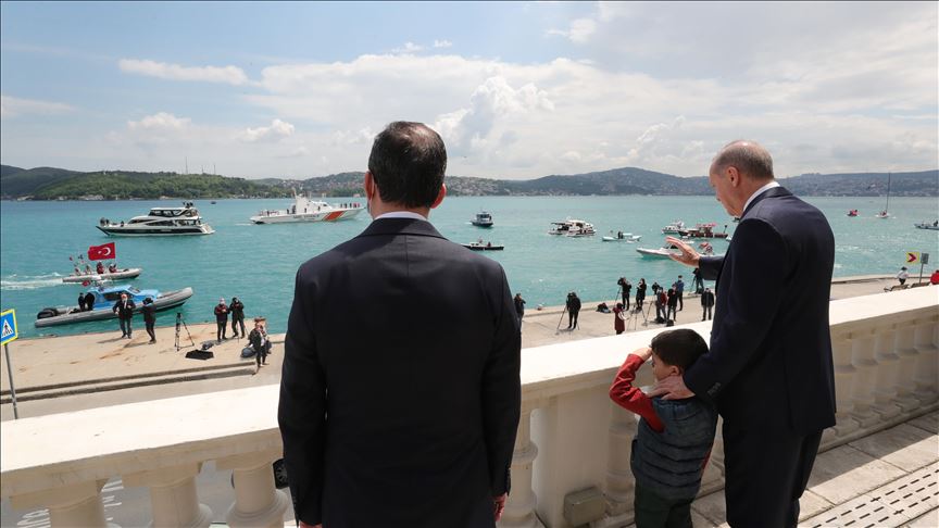 Президент Турции приветствовал участников акции на Босфоре
