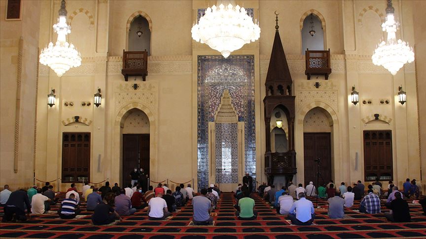 Lübnan'da yeniden açılan camilerde cuma namazı kılındı