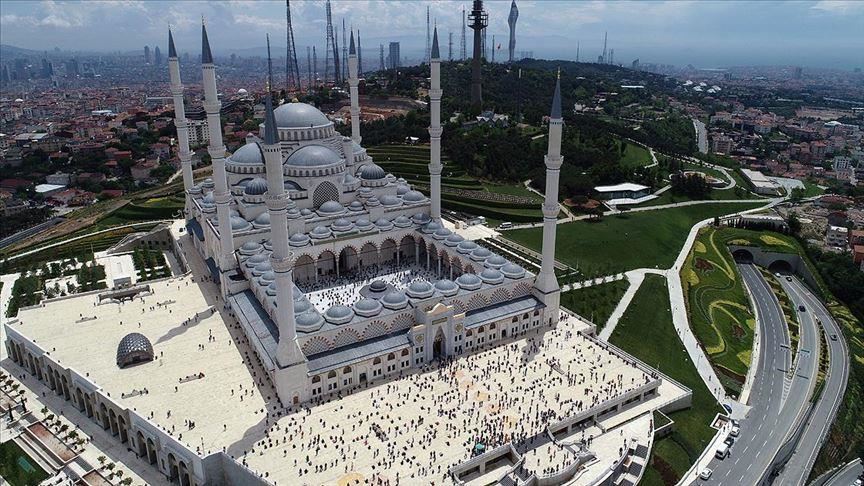 В мечетях Турции впервые за 2,5 месяца совершена пятничная молитва
