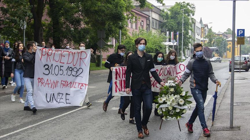BiH: Studenti Pravnog fakulteta u Zenici šetnjom i polaganjem cvijeća obilježili Dan bijelih traka