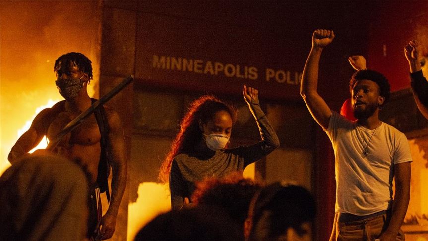 Manifestantes en EEUU incendiaron la comisaría de Policía de Minneapolis