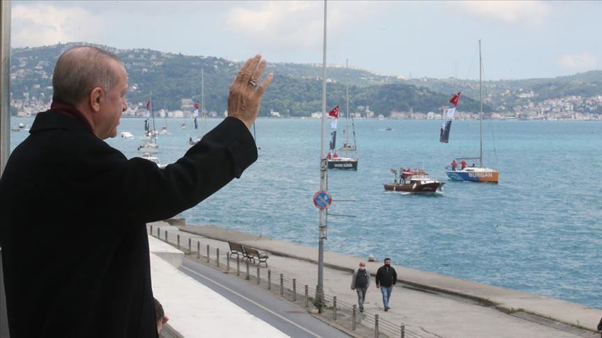 Serokomar Erdogan slav da kesên ji ber pîrozbahiyên fethê ji tengavê ra derbas dibûn