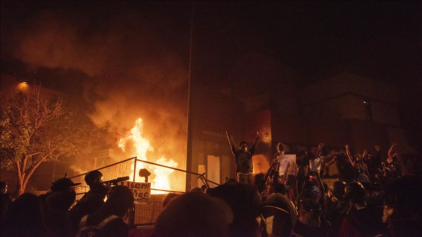 SHBA, protestuesit i vunë zjarrin rajonit të policisë në Minneapolis